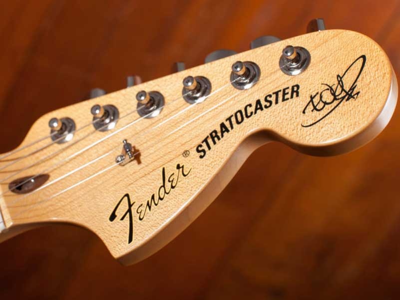 Fender The Edge Signature Stratocaster ve Deluxe Amfi Çıktı!