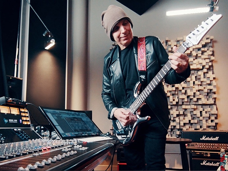 Gitar Virtüözü Joe Satriani IK Multimedia Ailesine Katıldı!