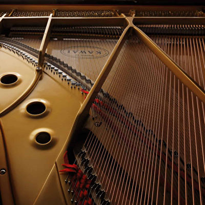 KAWAI GL-10 WH/P Parlak Beyaz 153 CM Kuyruklu Piyano