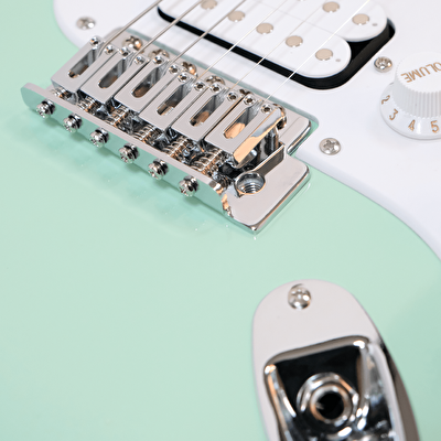 Mantic MST100-HGR Aksesuarlı ve Amfili Yeşil Elektro Gitar Paketi