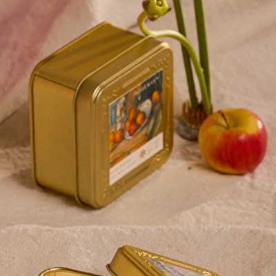 PADDYWAX Empresyonistler Metal Teneke Mum 99 gr 8x8 cm Degas Cezanne Still Life With Milk Jug - Fruit