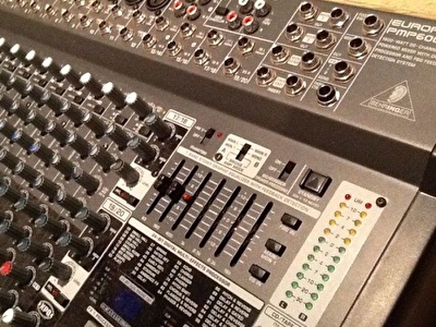 BEHRINGER EUROPOWER PMP6000 1600W 20 Kanal Power Mikser
