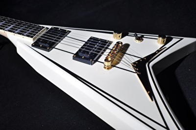 Jackson RRT-3 Pro Serisi Rhoads Abanoz Klavye Ivory Black Pinstripes Elektro Gitar