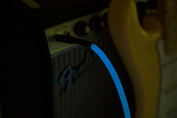Fender Professional Glow in the Dark Cable 5.5 Metre Mavi Kablo