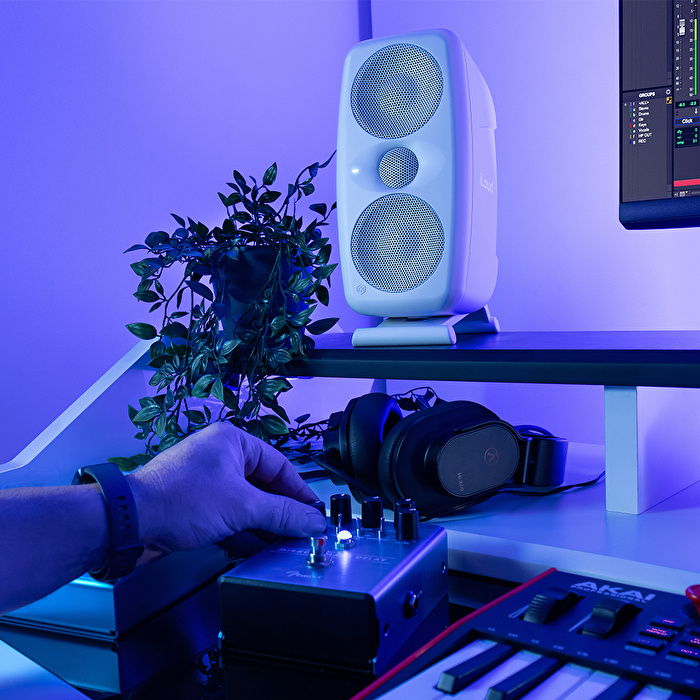 IK Multimedia IP-ILOUD-MTMWMKII2X-IN iLoud MTM MKII Pair Beyaz Stüdyo Monitör Seti Çift (ARC Mikrofonu Dahil)