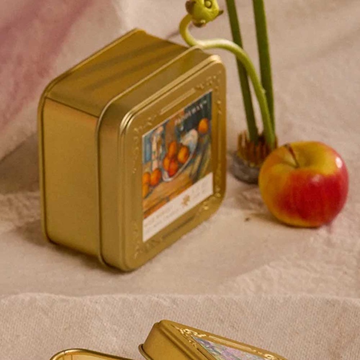 PADDYWAX Empresyonistler Metal Teneke Mum 99 gr 8x8 cm Degas Cezanne Still Life With Milk Jug - Fruit